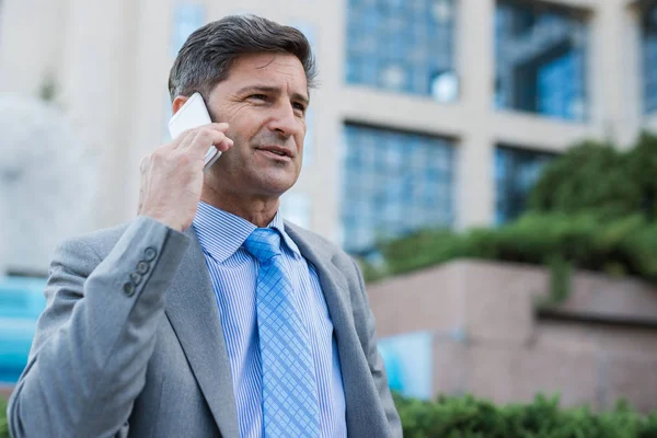 Primer plano de un hombre que usa un teléfono inteligente móvil —  Fotos de Stock