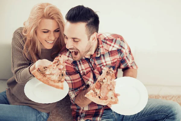 Casal comer pizza lanche — Fotografia de Stock