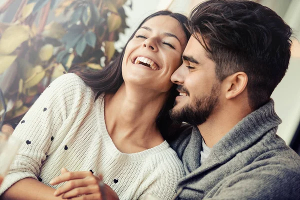 Feliz joven pareja enamorada — Foto de Stock