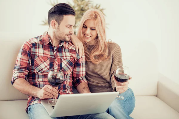 Couple relaxant à la maison — Photo