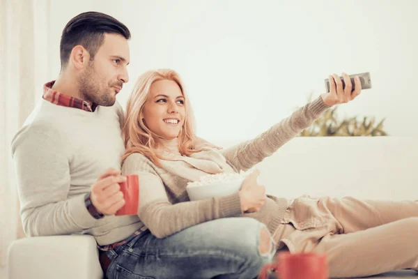 Giovane coppia guardando la TV — Foto Stock