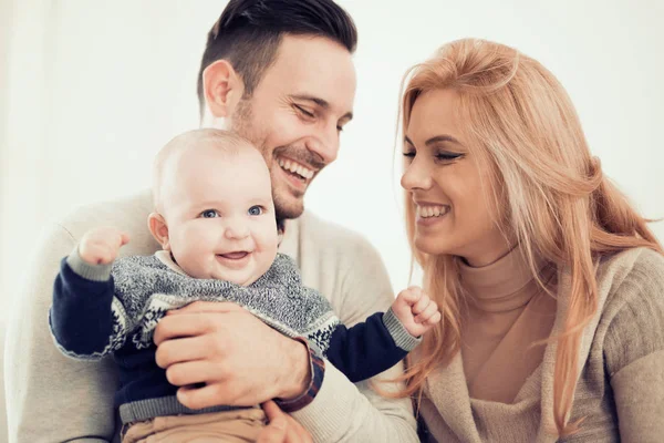 Familia feliz con el bebé — Foto de Stock