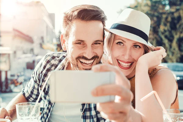 Feliz pareja joven — Foto de Stock