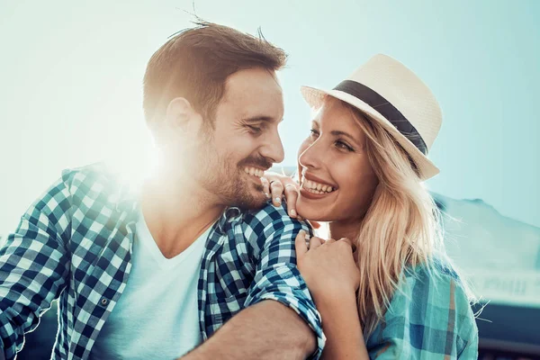 Jeune couple dans le parc de printemps — Photo