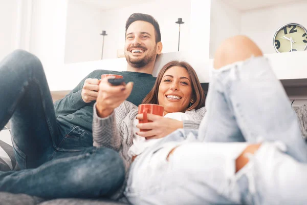 Tineri cuplu uitându-se la TV — Fotografie, imagine de stoc