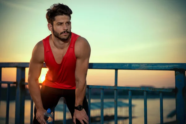 Homem de fitness descansando após o treinamento — Fotografia de Stock