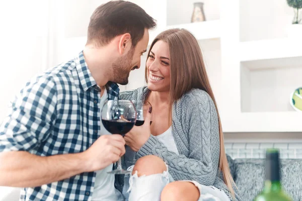 Primer plano de una joven pareja disfrutando del vino en casa — Foto de Stock