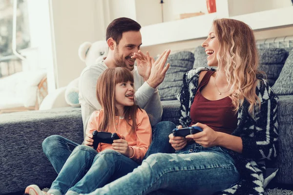 Família se divertindo em casa — Fotografia de Stock