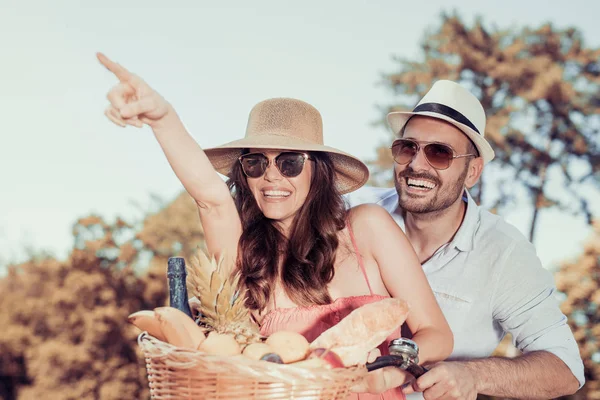 Young couple having fun in the park — Stock Photo, Image