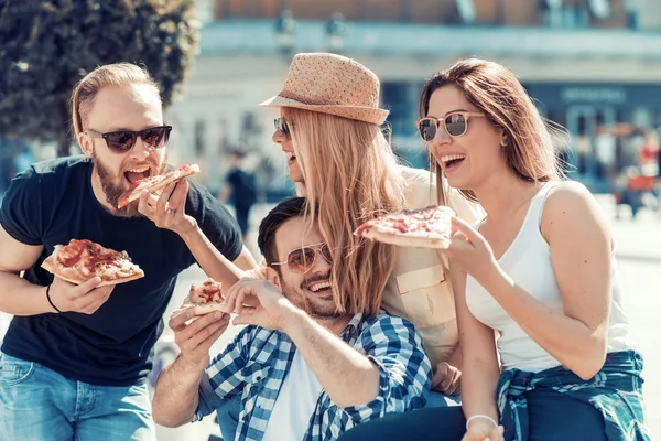 Barátok pizzát esznek — Stock Fotó