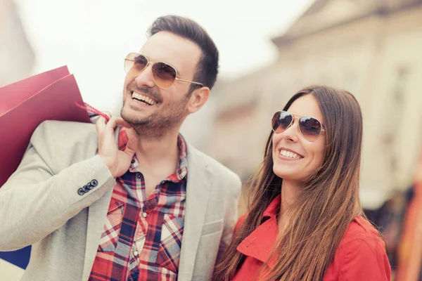 Joven pareja feliz con bolsas de compras —  Fotos de Stock