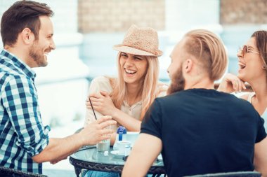 Toplantı bir kafede gençler