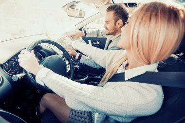 Gülümseyen adam ve harita üzerinde roadtrip kullanan kadın