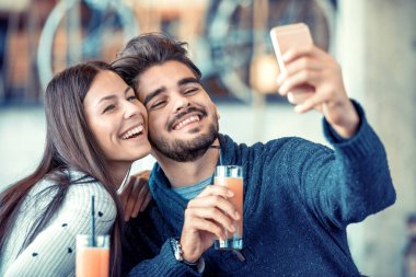 Bir selfie kafede çekici çift