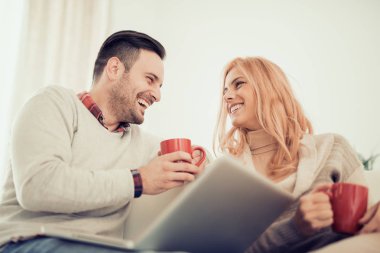 genç bir çift evde internet tarama