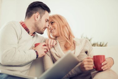 genç bir çift evde internet tarama