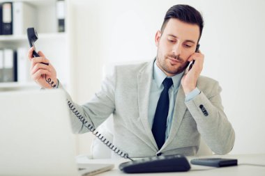 Ofis işi. O ofiste onun laptop üzerinde çalışıyor