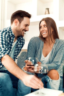 Evde şarap tadını genç bir çiftin yakın çekim