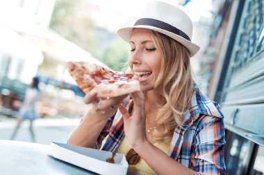 Pizza zamanı, pizza yemek kadın