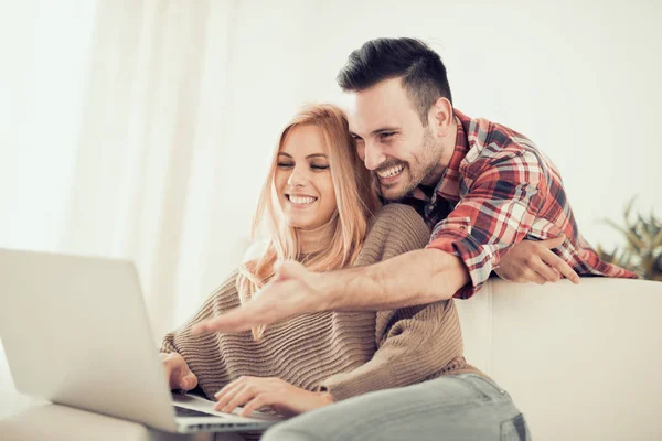 Молода пара переглядає Інтернет вдома — стокове фото