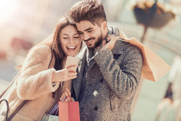 Pareja con bolsas de compras —  Fotos de Stock