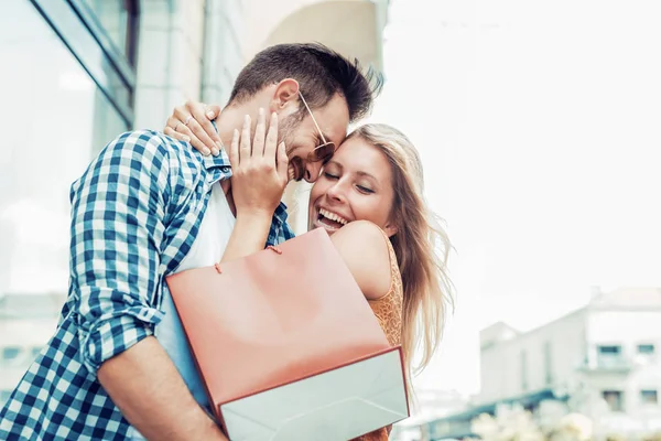 Couple with shopping bags — Stock Photo, Image