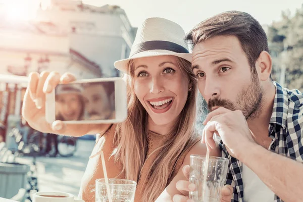 Couple prenant un selfie dans un café — Photo