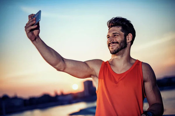 Man gör en selfie efter träning — Stockfoto