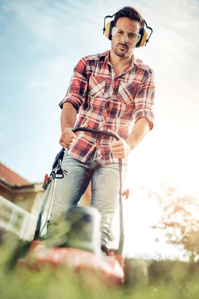 Jardinage, homme coupant l'herbe — Photo