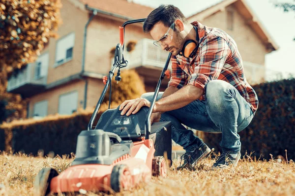 Jardinería, hombre cortando hierba — Foto de Stock