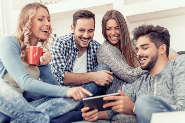 Neşeli grup arkadaşıyla evde eğlenmek