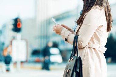 akıllı telefon kullanan kadın