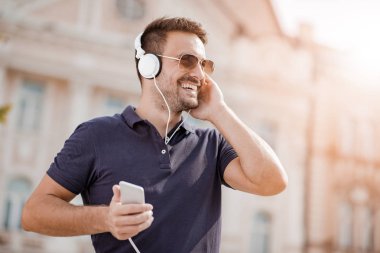 Neşeli adam müzik dinleme 