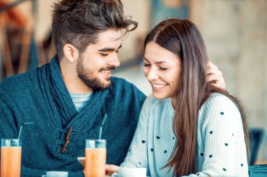Geri kalan kafede olan Romantik Çift