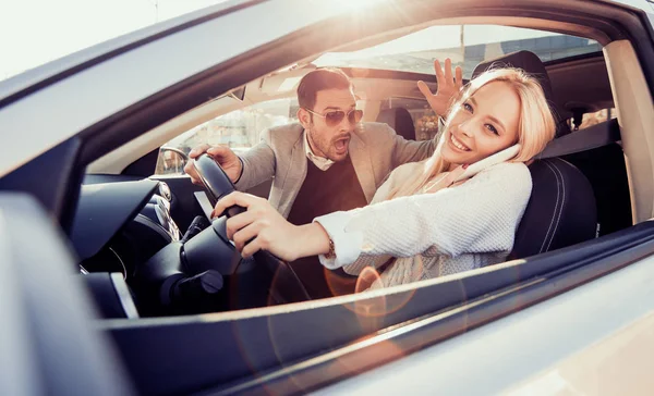 Mujer en coche hablando por teléfono móvil — Foto de Stock