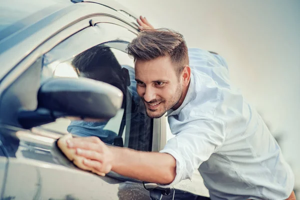 Férfi egy mikroszálas törölje az autó polírozás — Stock Fotó
