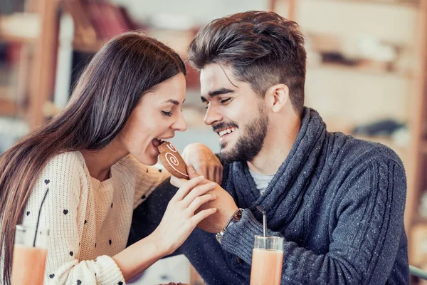 Feliz joven pareja en la cafetería — Foto de Stock