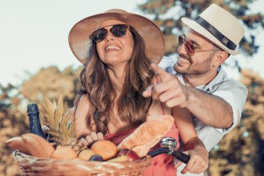 Genç çift parkta eğleniyor.