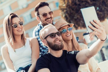 Arkadaşlar selfie çekiyor.