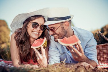 Güzel mutlu çift romantik piknik üzerinde