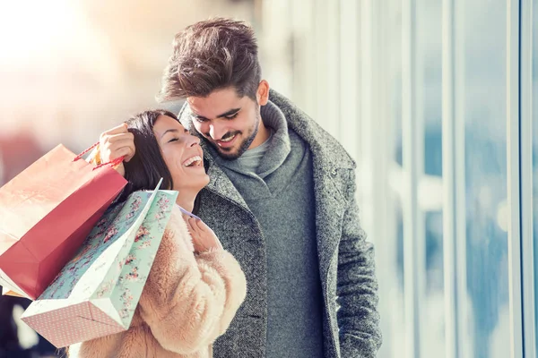 Paar beim Einkaufen — Stockfoto