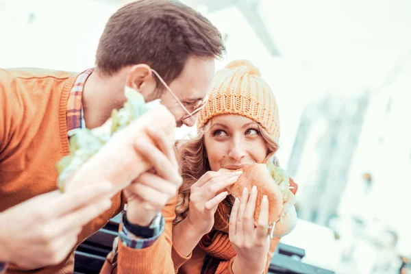 Junges Paar frühstückt im Freien — Stockfoto