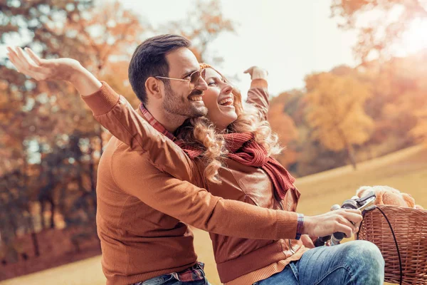 Feliz pareja joven — Foto de Stock