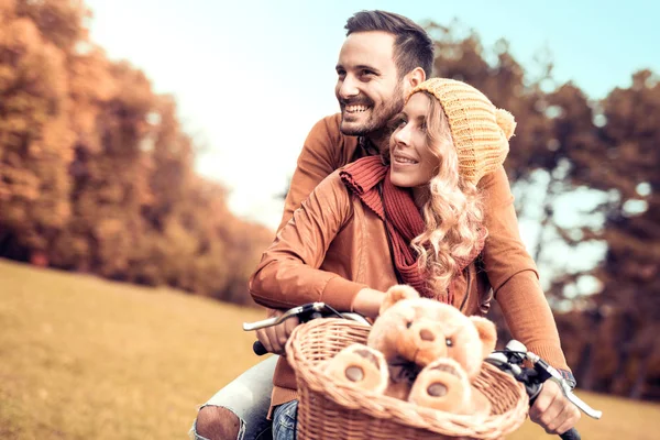 Glückliches junges Paar — Stockfoto