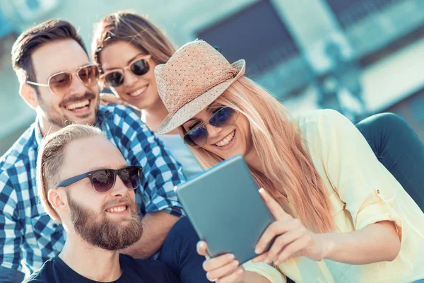 Vänner som gör selfie — Stockfoto