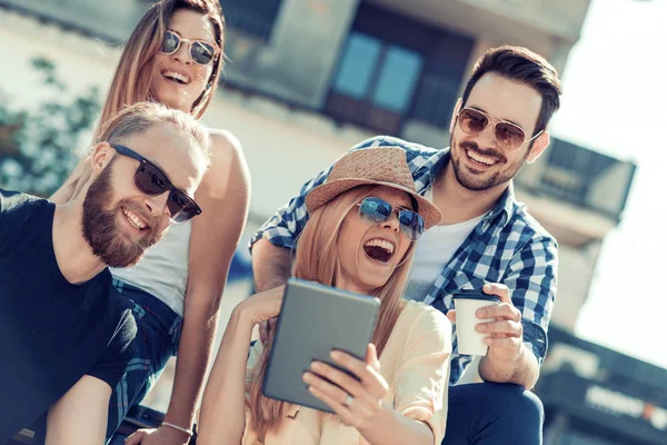 Amigos haciendo selfie — Foto de Stock