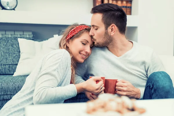 Пара расслабиться дома с чашкой кофе — стоковое фото