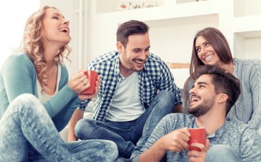 Arkadaşlar evde eğleniyor.