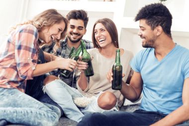 Arkadaşlar evde eğleniyor.