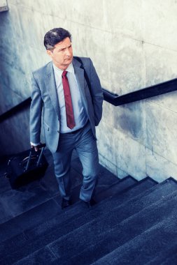 Olgun işadamı ile bavul Havaalanı dışında yürüme.